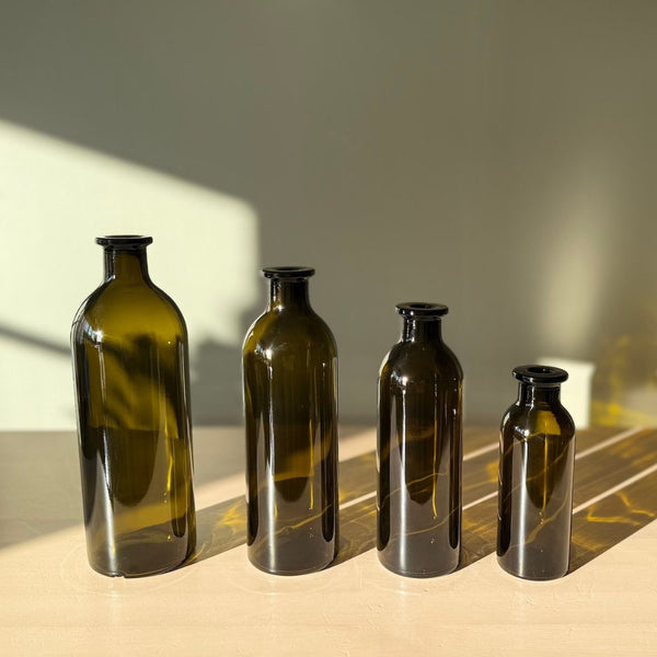 Glasflaskor i antikgrönt glas olika sorlekar