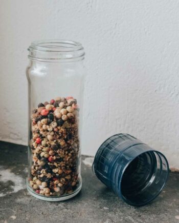 Spice jar with grinder